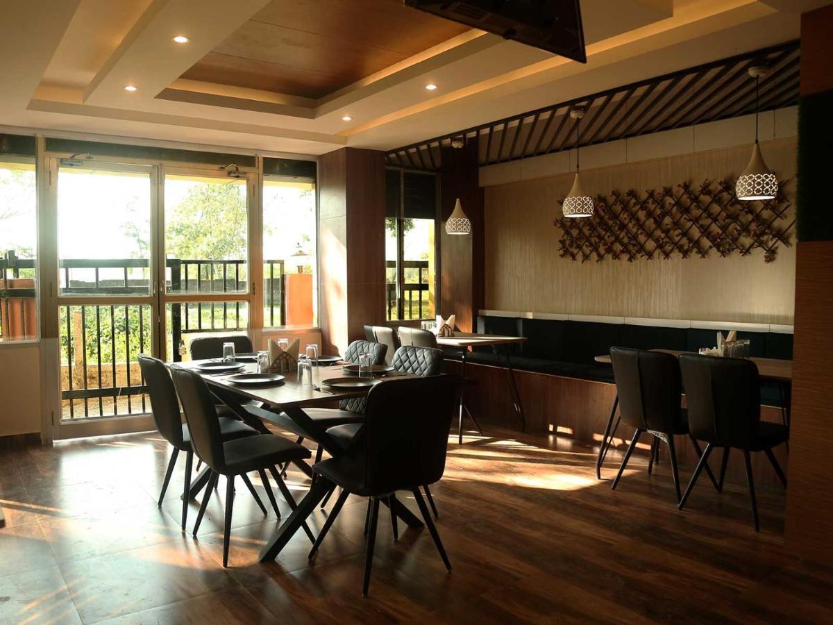 Tusker Tea County Hotell Chālsa Exteriör bild