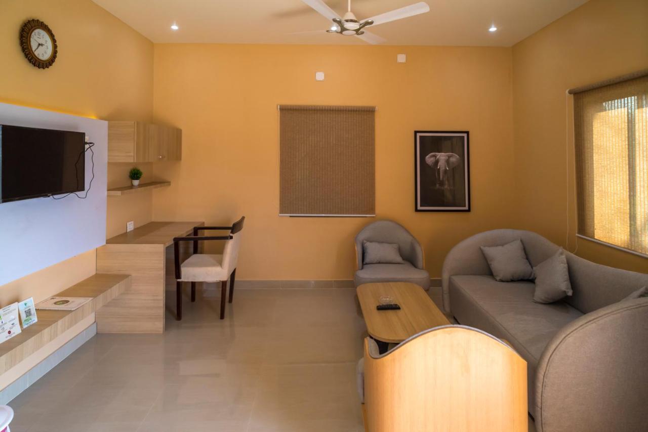 Tusker Tea County Hotell Chālsa Exteriör bild